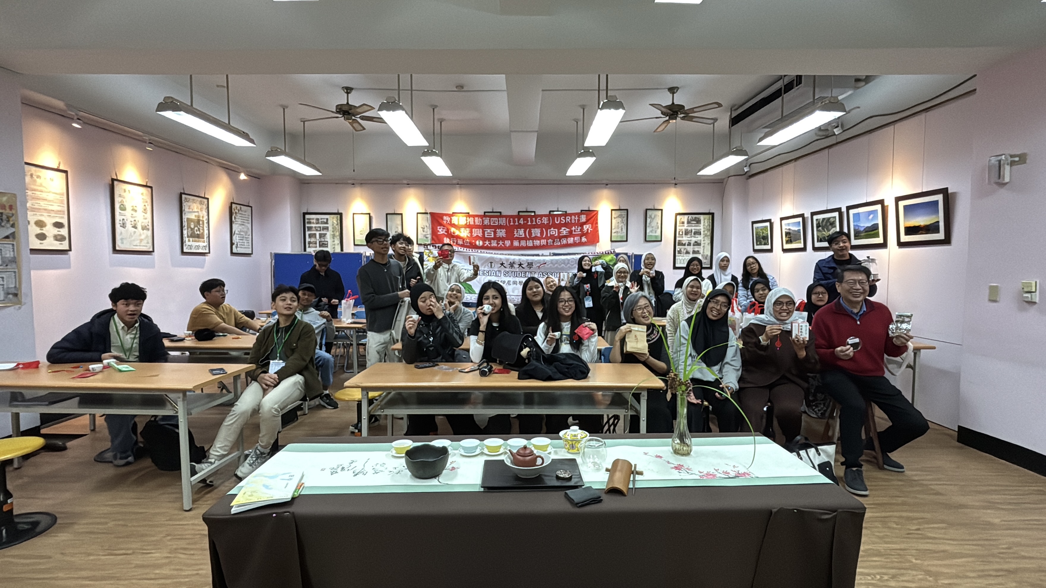 Siswa Indonesia mengikuti pendampingan persiapan akademik internasional bersama mentor FLC